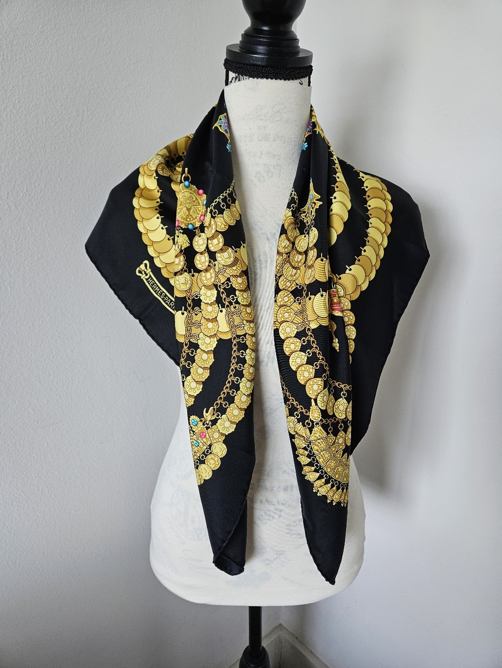 🇨🇵HERMES "Kosmima" Black & Gold Medallion Silk Scarf 90X90cm(approx) authentic - Picture 4 of 12